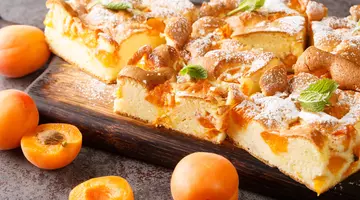 Pandișpan cu caise, rețeta simplă a verii. Secretul unui blat pufos și aromat