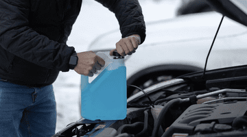 Lichidul de parbriz din comerț îngheață. Rețeta simplă, făcută acasă, care rezistă la −20°C și îți salvează diminețile de iarnă