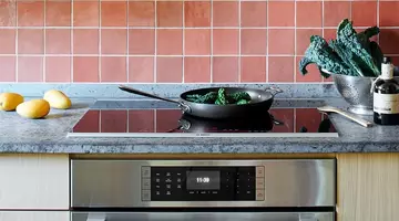 7 lucruri pe care NU ar trebui să le ții NICIODATĂ lângă aragaz. Îți pot pune casa în pericol
