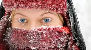 Tremuratul și epxunerea la frig activează arderea grăsimii și obligă organismul să ardă mai multe calorii