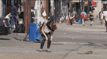 Bucureștiul, sub alerta drogului „zombie”. O tânără filmată pe stradă a stârnit îngrijorare