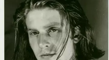 Îl recunoști? Astăzi este unul dintre cei mai îndrăgiți actori, însă drumul lui nu a fost deloc ușor