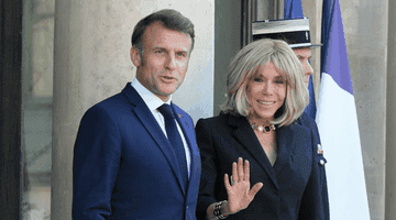 „Brigitte Macron s-a născut bărbat” Jurnaliștii francezi spun că au dovezi fotografice care atestă că soția lui Emmanuel Macron a trecut printr-o operație de schimbare de sex în anii ’80. Scandalul a escaladat după ce investigația a ajuns pe internet!