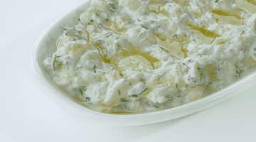 Salată de dovlecei cu iaurt și usturoi – rețeta perfectă pentru vară