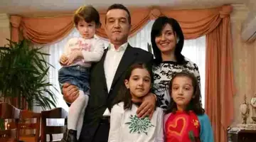 Imaginile momentului cu soția lui Gigi Becali! Nimeni nu a mai văzut-o în public de foarte mult timp, iar acum a apărut și ne-a lăsat mască! Cu batic, fără machiaj, cu tenul luminos și cu un zâmbet discret, Luminița Becali a atras toate privirile.