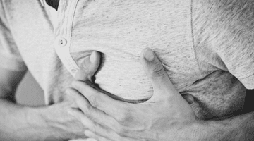 Semnul banal care apare cu o zi înainte de infarct. Avertismentul ignorat de mii de români