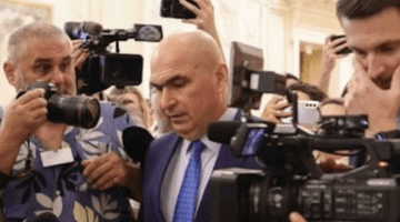Ilie Bolojan și-a golit biroul. Singurele două obiecte pe care le-a lăsat la Palatul Victoria