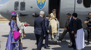Toate privirile pe Prima Doamna!! Cum a apărut Mirabela Grădinaru la dineul oficial din Ankara. Toți au vorbit despre rochia galbenă, dar surpriza a venit câteva ore mai târziu