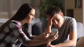 Cum îți dai seama când gelozia din relație depășește limitele normale și devine toxică