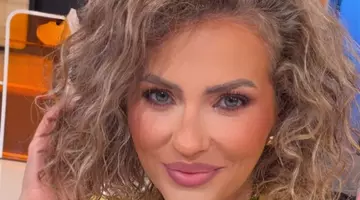 Raiul pe pământ! Cum arată casa cu 5 camere a Mirelei Vaida: Living cu perete de sticlă spre pădure și piscină de 30.000 € [27 FOTO]