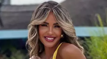 Diana Munteanu și-a arătat vila de lux! 👀 Dressingul vedetei este impresionant: oglindă uriașă și o colecție de genți care fură imediat privirile. Cum arată locuința? Galerie foto
