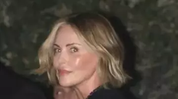 Charlize Theron a oprit timpul în loc! Apariția de mii de euro la petrecerea pre-Oscar care i-a lăsat pe toți mască. Vezi cu cine a petrecut!