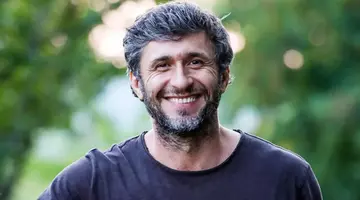 După ce a anunțat că se retrage de la „Românii au talent”, Dragoș Bucur face surpriza fanilor: revine la TV! Primele detalii despre emisiune și filmările care au început deja