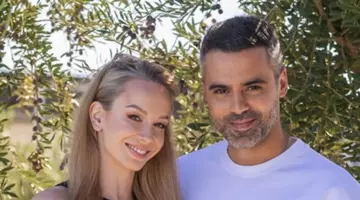 Nu e doar „nepotul lui Ștefan Bănică”! Răzvan Bănică a intrat în Power Couple România alături de Sandra Izbașa, dar puțini știu cine este cu adevărat. Actor premiat, un drum neașteptat de la fotbal la teatru și o poveste construită departe de monden