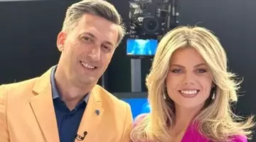 Sunt colegi la TV, dar și familie în viața reală! Detaliul superb despre relația dintre Roxana Hulpe și Cosmin Stan. Puțini știu că prezentatorul este, de fapt, nașul de cununie al colegei sale de la știri. Acum fac echipă și într-un nou proiect