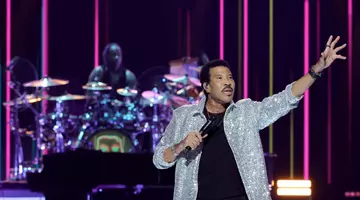 Lionel Richie, internat la terapie intensivă după un concert. Artistul de 77 de ani a avut nevoie de un scaun pe scenă