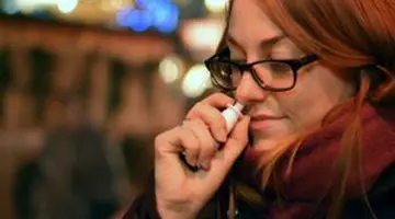 Pericolele nebănuite din banalele spray-uri nazale! Avertismentul medicilor – cât timp mai pot fi folosite după desigilare?