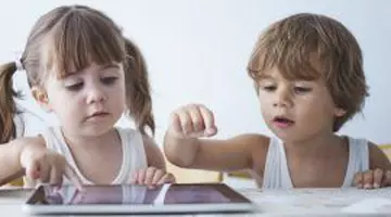 Copiii petrec mai mult timp în fața ecranelor când părinții sunt stresați. Ce arată un nou studiu