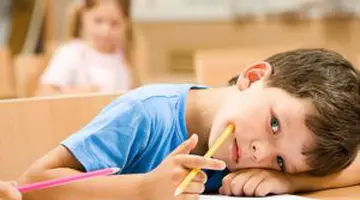 Scolioza poate evolua în tăcere la copii. Semnele pe care părinții le pot observa înainte să apară durerea