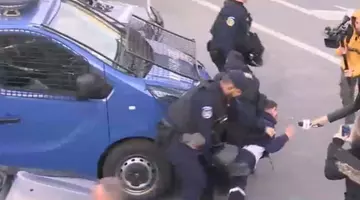 ALERTĂ. Îmbrânceli între jandarmi şi minerii care protestează în Piaţa Victoriei / Forţele de ordine au folosit gaze lacrimogene/ Echipajele medicale au intervenit de urgență!