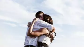 Cum te transformă o îmbrățișare de 20 de secunde. Beneficii surprinzătoare pentru minte și sănătate, potrivit științei