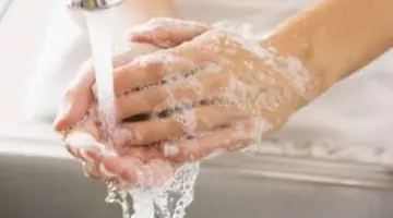 5 obiceiuri de igienă pe care probabil le neglijezi. Greșelile care favorizează acumularea bacteriilor