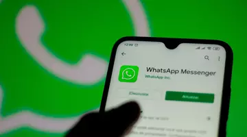 Atenţie! Rişti să rămâi fără banii de pe card dacă faci acest lucru pe Whatsapp