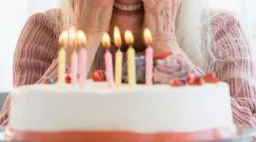 Oamenii care trec de 110 ani au ceva diferit în sânge. Ce au descoperit cercetătorii despre celulele care atacă cancerul