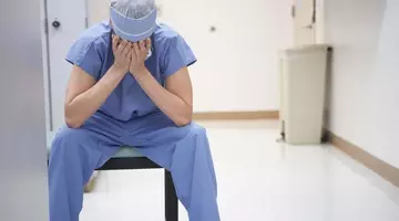 „Doctorii nu pleacă, sunt împinși să plece”. Mesajul viral al unui medic clujean: „Cei care mai stau la stat sunt adevărații patrioți ai țării”