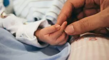 O influenceriță a dezvăluit că fiica ei de 2 ani a fost diagnosticată cu cancer