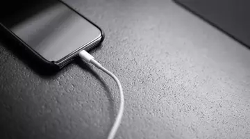 Ce se întâmplă dacă îți lași telefonul la încărcat peste noapte. Mitul care i-a făcut pe mulți să creadă că își distrug bateria