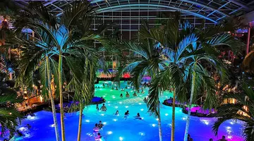 Unde mergi cu copiii când plouă. 7 destinații spectaculoase pentru un weekend de toamnă