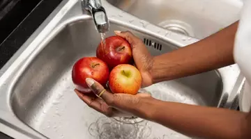 Cele mai contaminate fructe și legume din supermarket,  potrivit studiului Dirty Dozen 2026