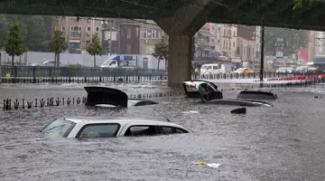 Inundații devastatoare în Istanbul: cel puțin trei morți, oameni blocați de ape și mașini luate de viitură. Autoritățile avertizează că ploile continuă