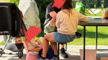 Scenă incredibilă la un restaurant. Părinții și-au pus fetița de 2 ani pe oliță chiar între mesele clienților