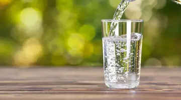 Iei medicamente? Ai grijă cu ce le înghiți. Băutura care le poate schimba efectul