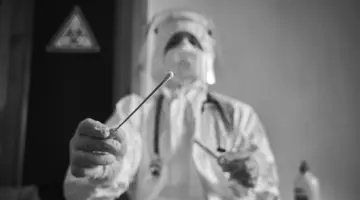 Alertă medicală. O cercetătoare a murit în laborator și sute de persoane sunt în carantină după posibila eliberare accidentală a unui agent infecțios periculos