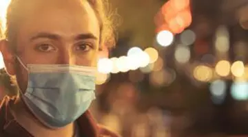 Masca devine din nou obligatorie: val exploziv de gripă „super-agresivă”