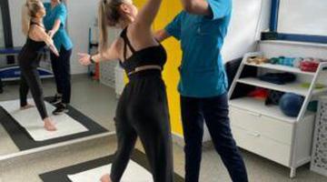 Pilates ajută la slăbit? Ce spun specialiștii și cele mai eficiente exerciții pe care le poți face acasă