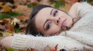 Astenia de toamnă nu este doar „o stare de lene”. Ce se întâmplă în organism când zilele devin mai scurte