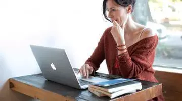 Cât timp petrecem pe telefon, cât cheltuim online și ce produse cumpărăm cel mai des