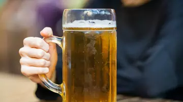 Care este, de fapt, cantitatea de alcool de la care începe să crească riscul de cancer