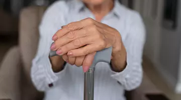 Semnul discret de la nivelul mâinilor care poate indica demența. Medicii spun că apare adesea înainte ca familia să observe boala