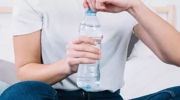 Studiu: consumul de apă îmbuteliată duce la ingerarea a 90.000 de microplastice pe an. Care e soluția propusă de experți