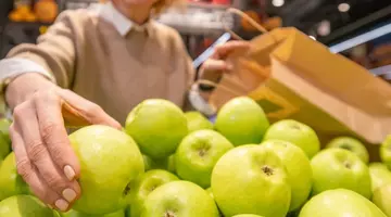 Semnal de alarmă: Merele comercializate în supermarketurile țărilor UE, pline de pesticide!