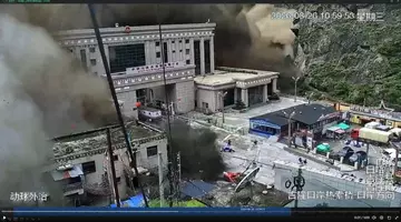 Viitură catastrofală în urmă cu câteva ore. Un zid de apă, noroi și stânci a măturat sate întregi: aproape 100 de morți și sute de dispăruți