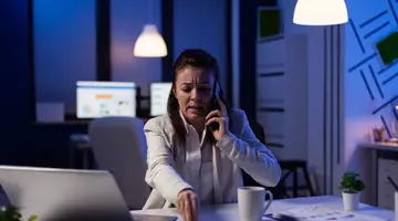 Lucrezi după ora 22:00? Dreptul salarial pe care mulți angajați nu știu că îl au