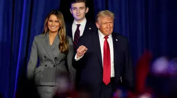 Au apărut imagini cu Melania Trump și copiii lui Donald Trump în sicrie. Ce mesaj a fost afișat pe un panou uriaș
