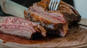 Studiu surprinzător: carnivorii au șanse mai mari să ajungă la 100 de ani decât vegetarienii