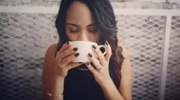 Ingredientul pe care să-l adaugi în cafea pentru a reduce balonarea. Are antioxidanți puternici și efect antiinflamator